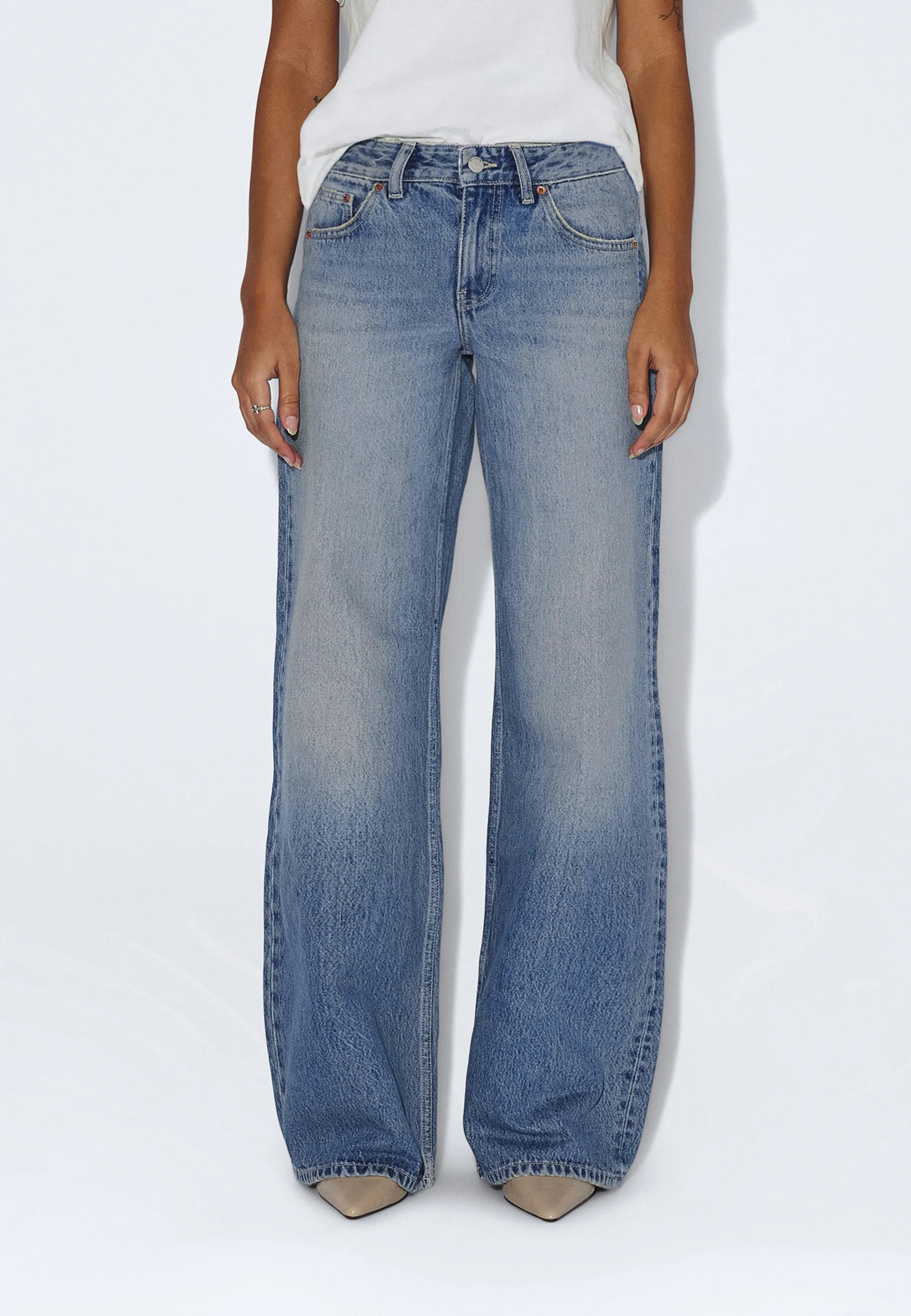 2630105M02_DrDenim_FW26__RhueHighWide_DriftSkyUsed_main_W1_1 kopia