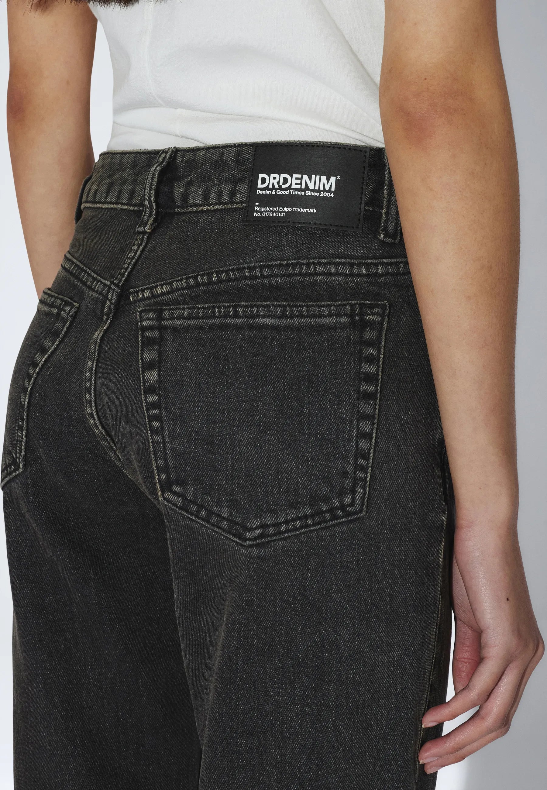 2630106L62_DrDenim_StrawMidSlim_TarAgedBlack_main_W5_2