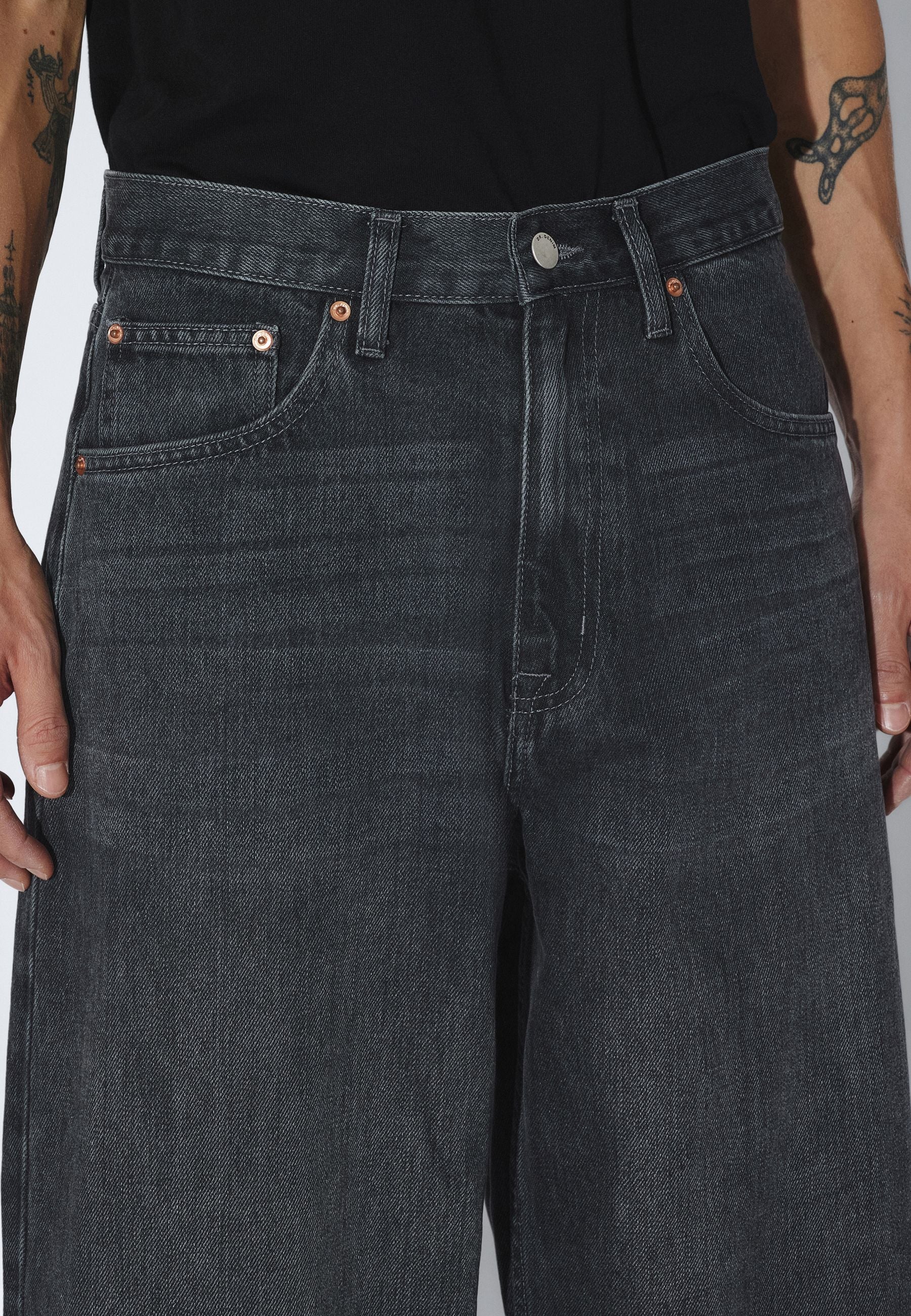 2630107115_DrDenim_OmarBarrel_DarkGreyUsed_main_M5_1