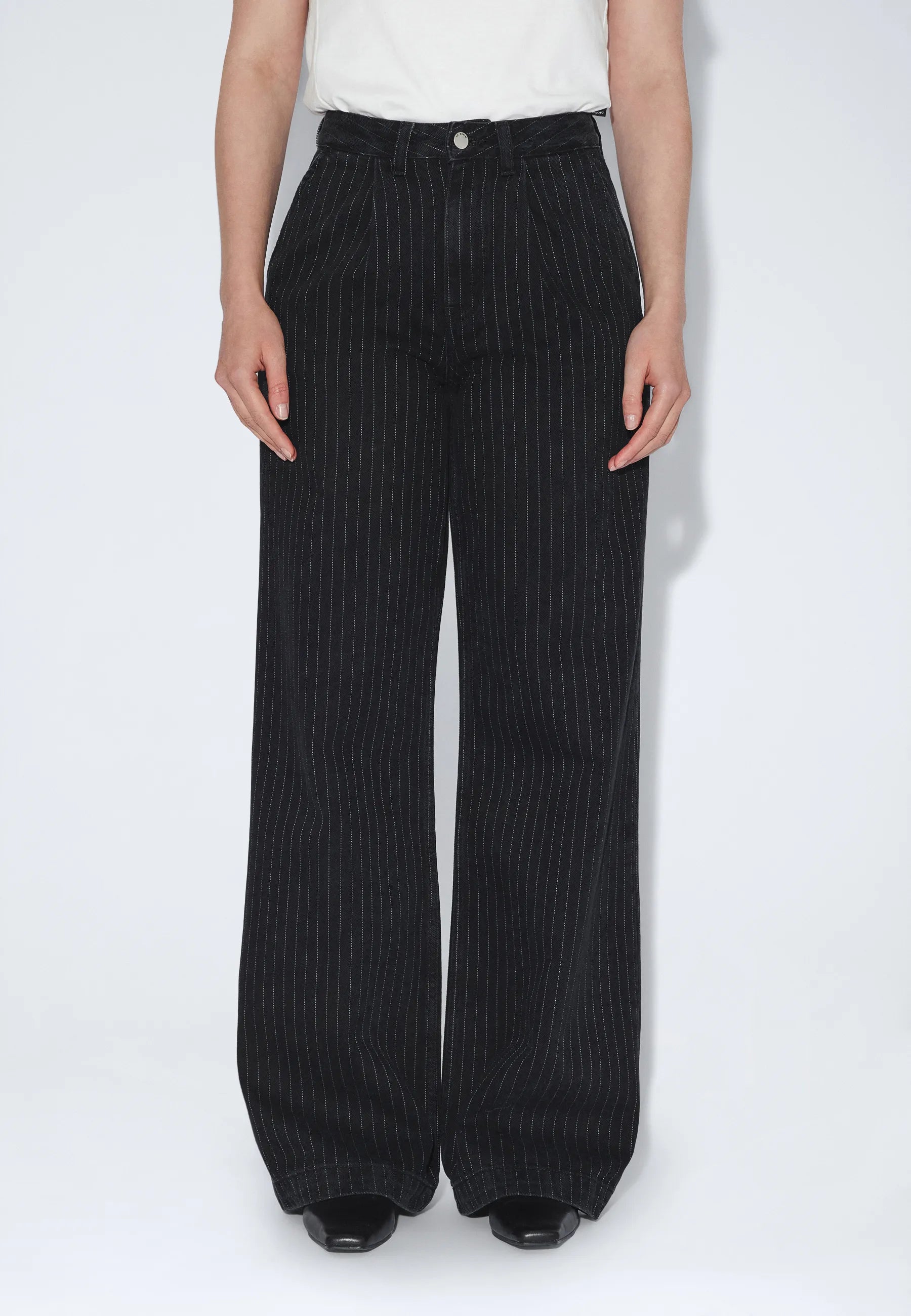 2630109BN6_DrDenim_RhueHighWidePleated_WashedBlackPinstripe_main_W3_1