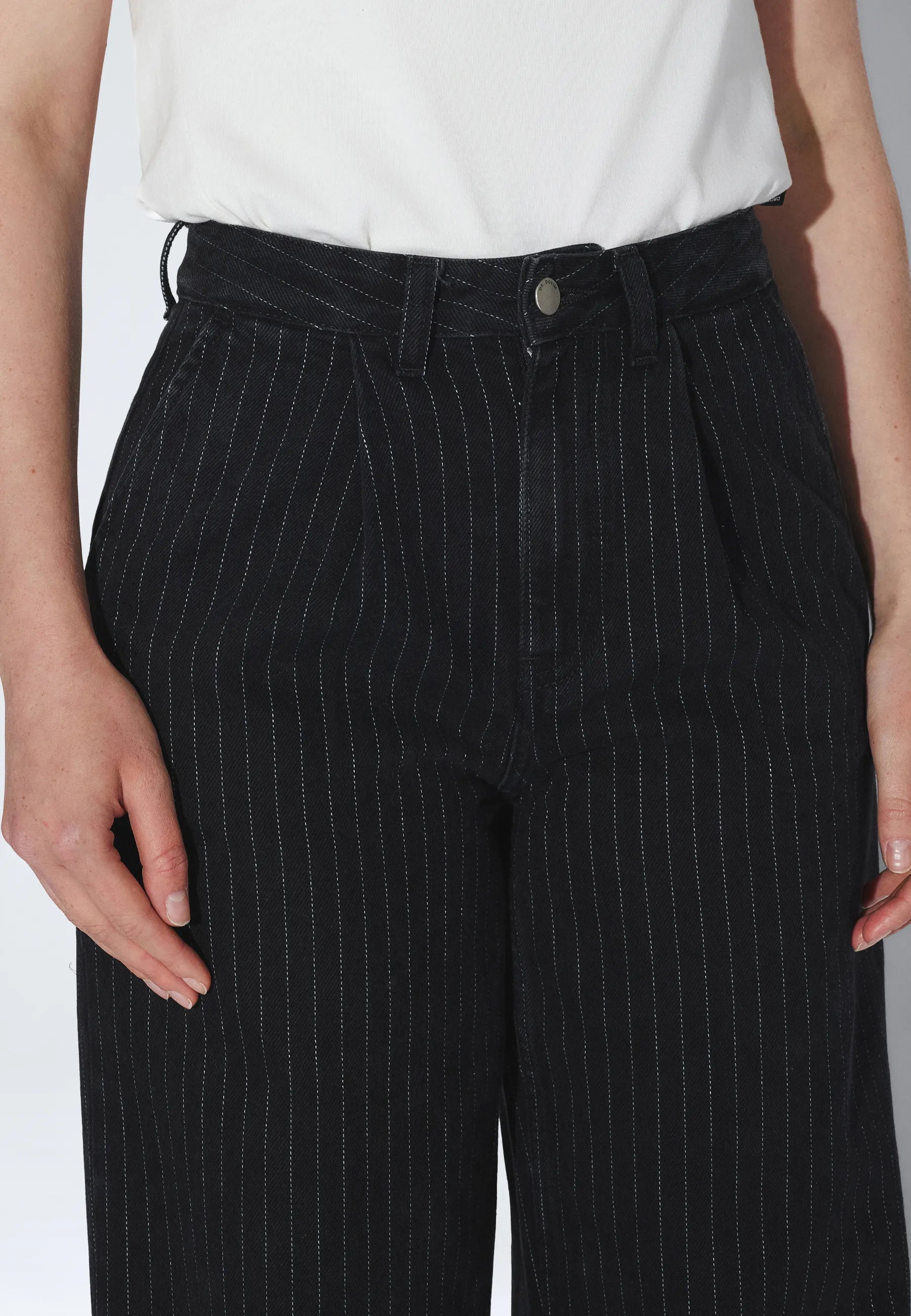 2630109BN6_DrDenim_RhueHighWidePleated_WashedBlackPinstripe_main_W5_1