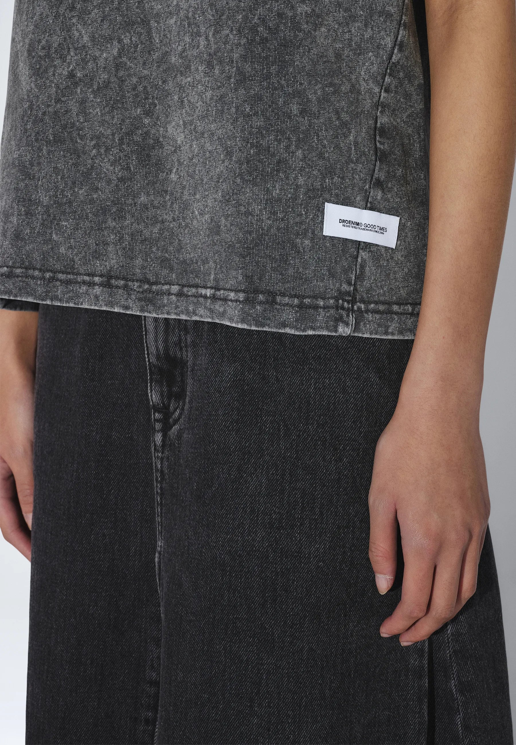 2631122T73_DrDenim_TaliaSeamTee_WashedGrey_main_W5_2