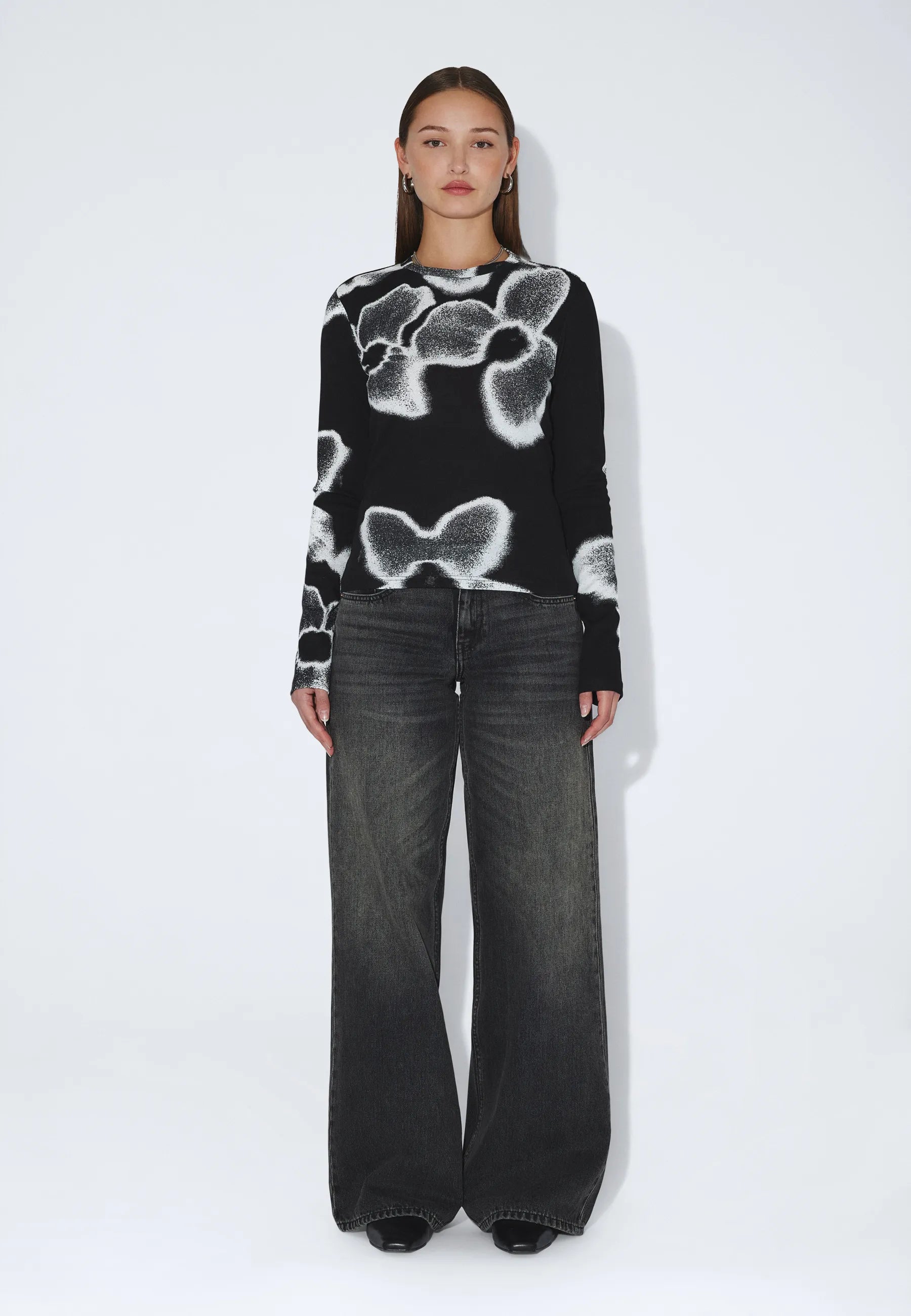 2631124BO6_DrDenim_AmaraTop_BlackAOPFlower_main_W1_1