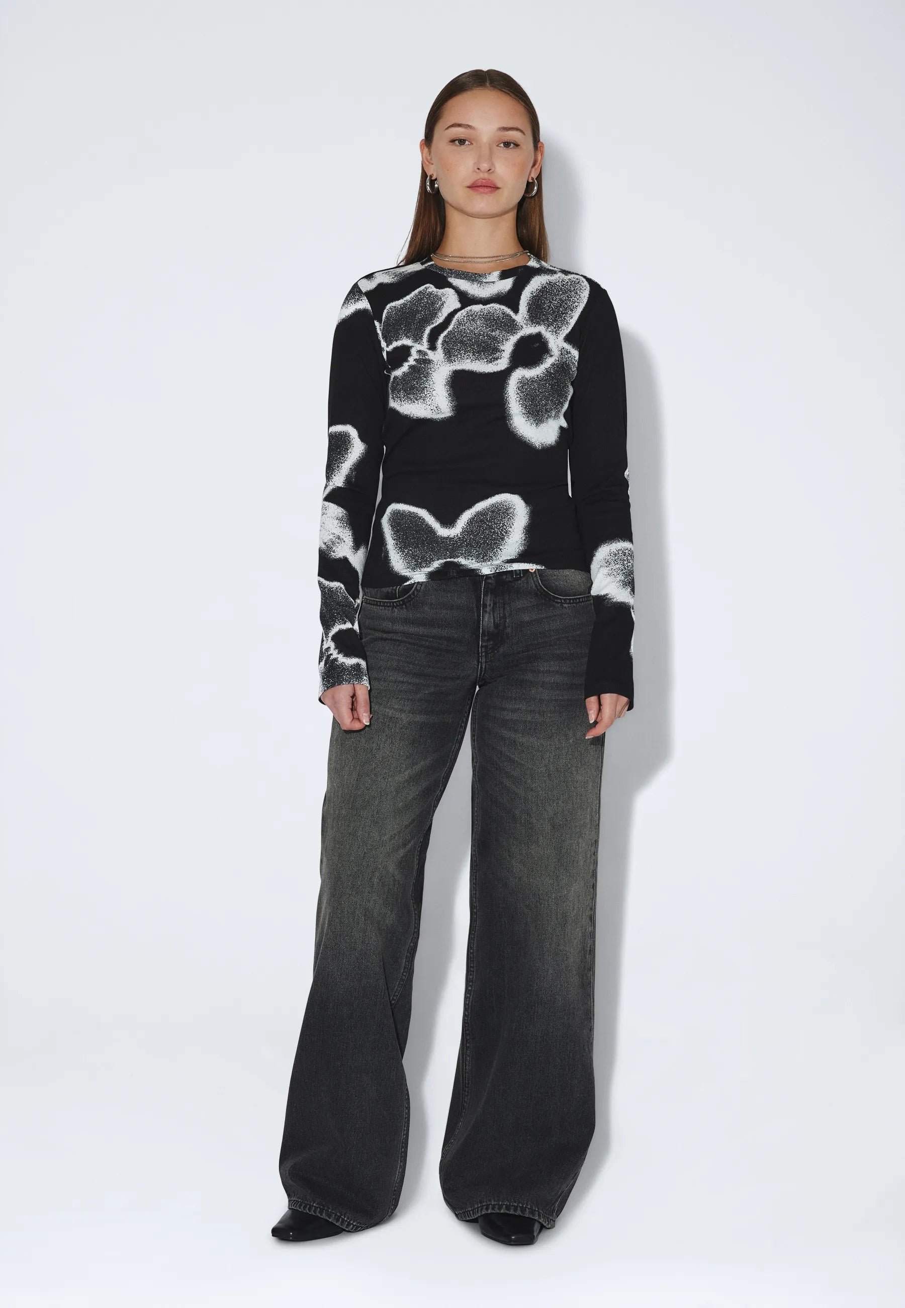 2631124BO6_DrDenim_AmaraTop_BlackAOPFlower_main_W1_2