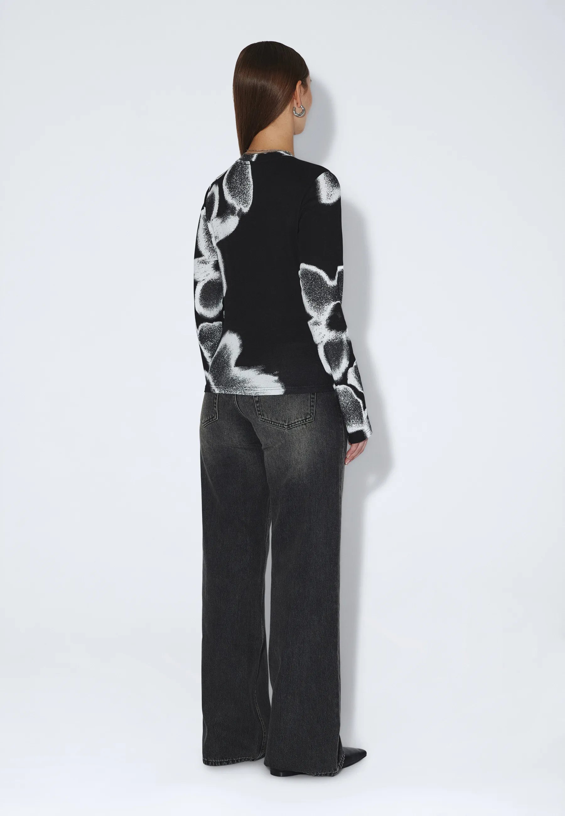 2631124BO6_DrDenim_AmaraTop_BlackAOPFlower_main_W2_1