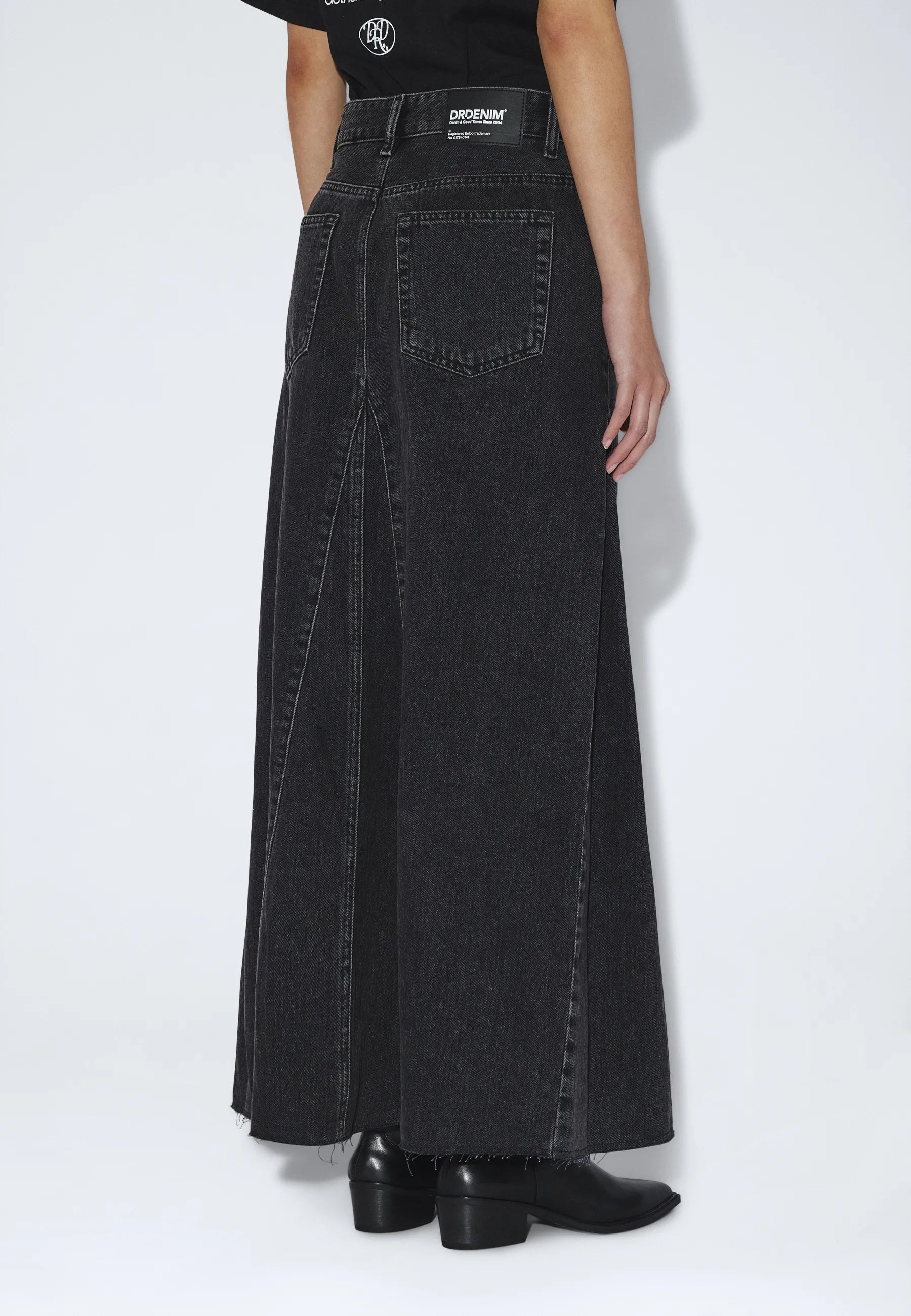 2640101A58_DrDenim_DoloresSkirt_RetroBlack_main_W4_1