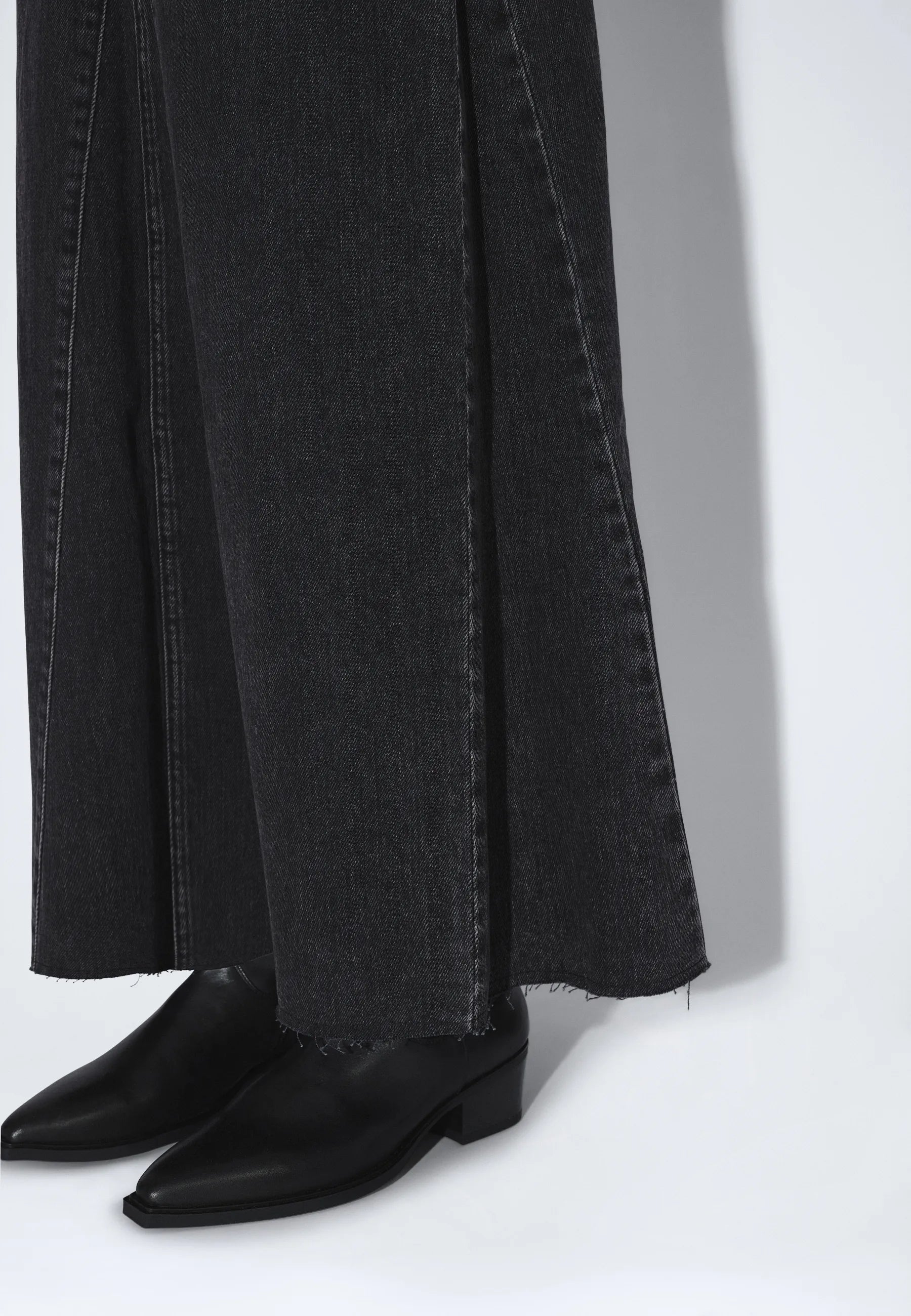 2640101A58_DrDenim_DoloresSkirt_RetroBlack_main_W5_3
