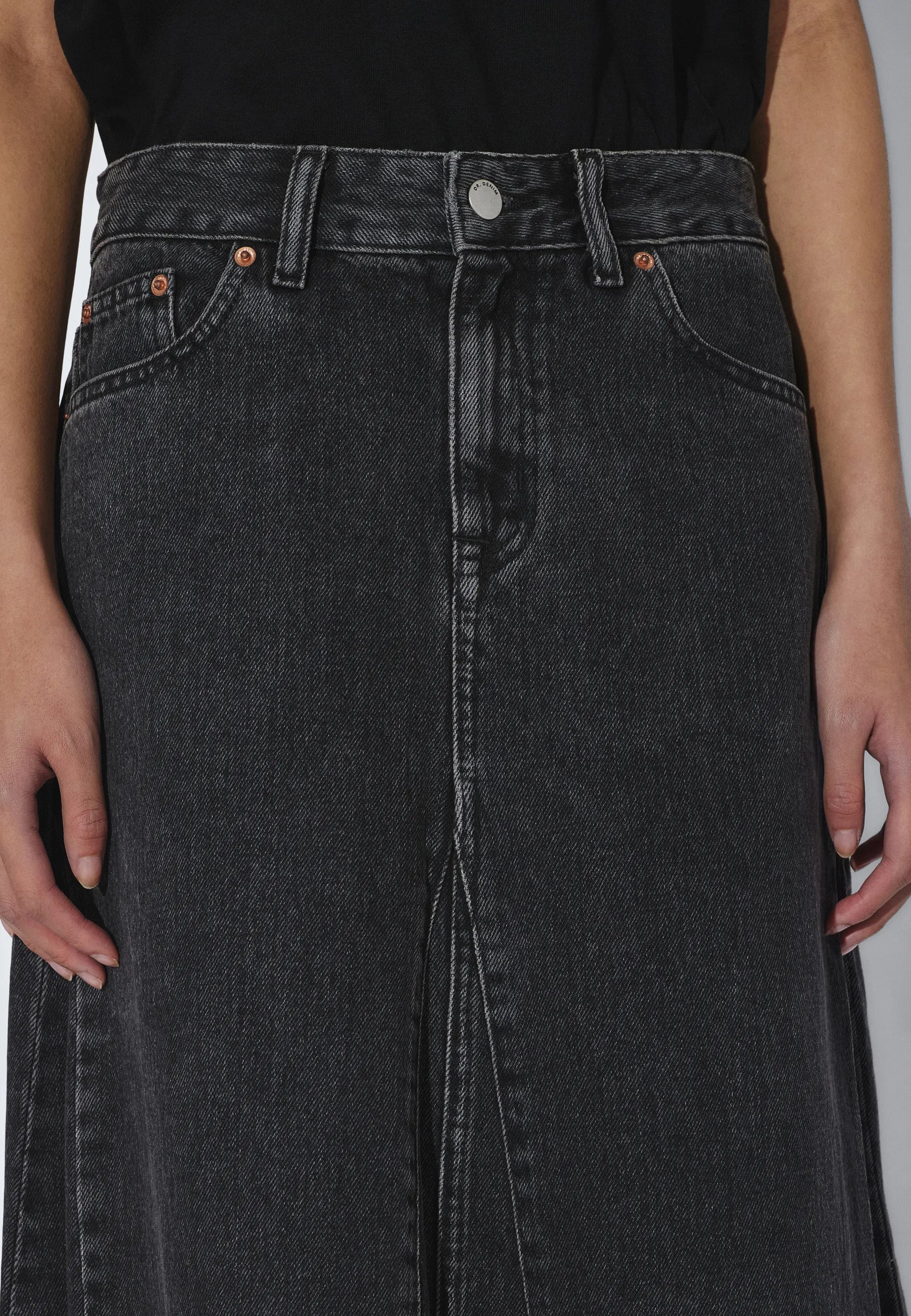 2640101A58_DrDenim_DoloresSkirt_RetroBlack_main_W5_4
