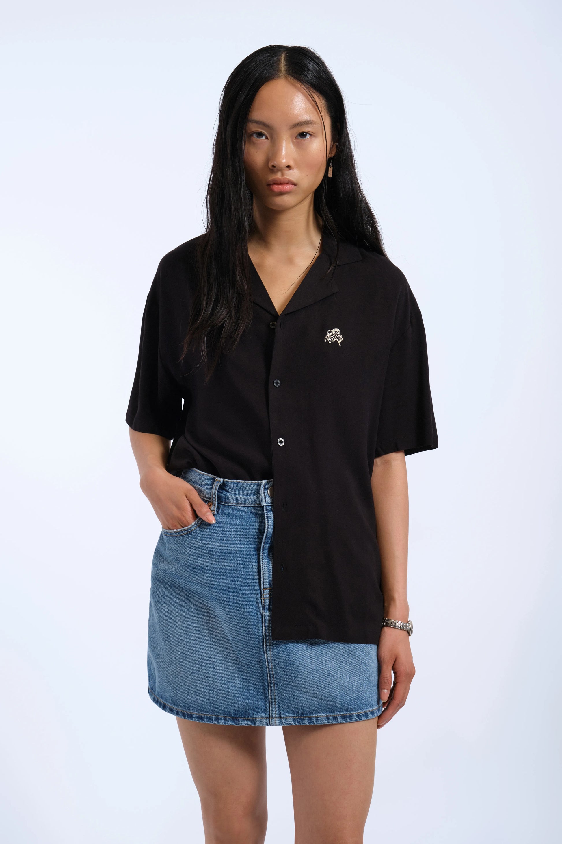 DrDenim_SS25_ProductPictures_Madi_Shirt_Black_YLW_Embroidery_2575