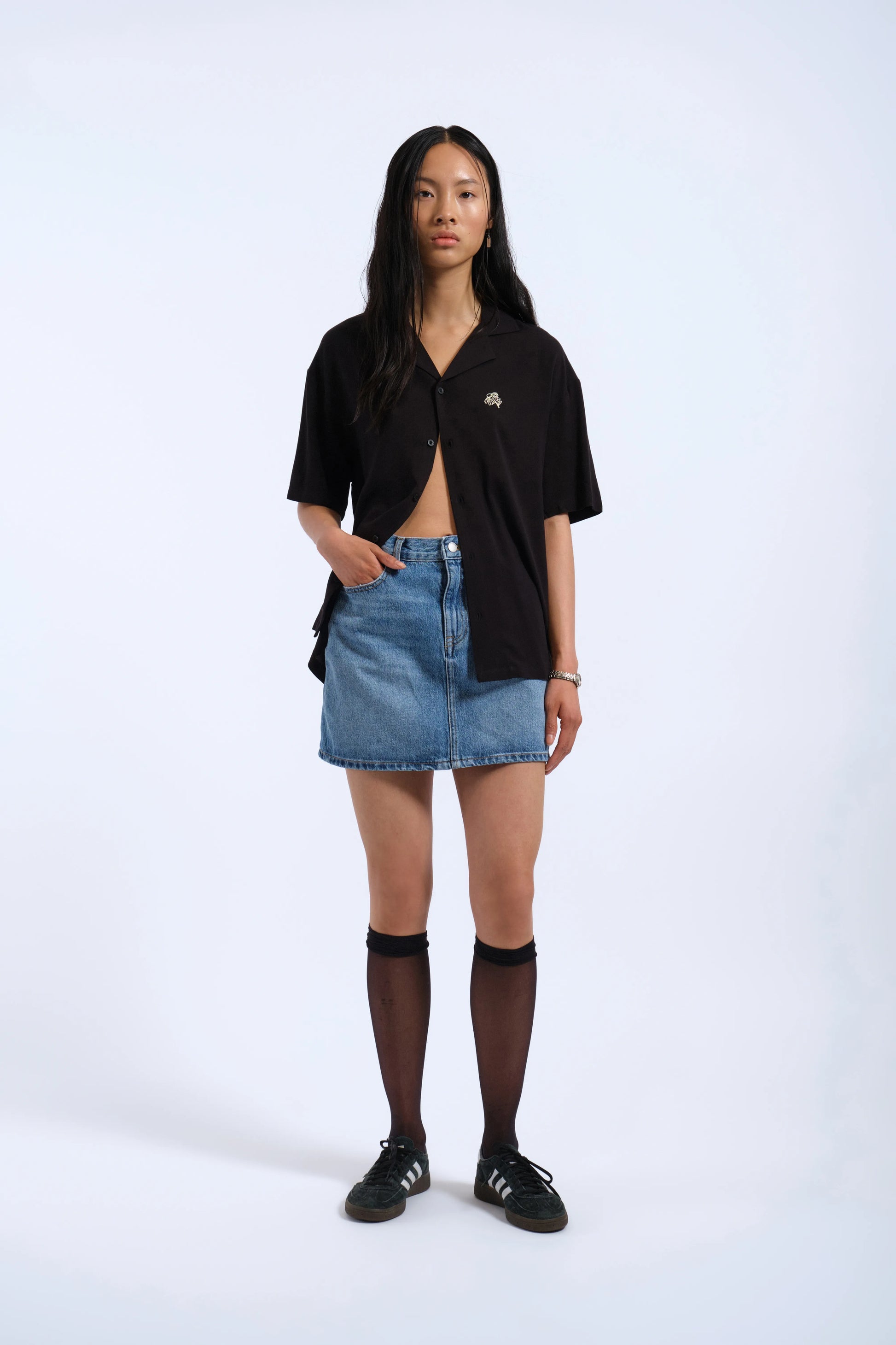 DrDenim_SS25_ProductPictures_Madi_Shirt_Black_YLW_Embroidery_2583