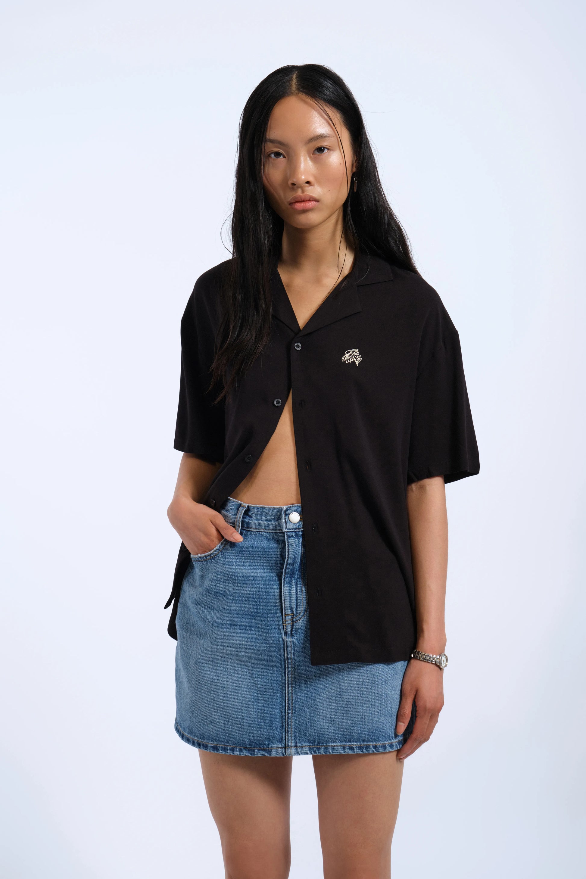 DrDenim_SS25_ProductPictures_Madi_Shirt_Black_YLW_Embroidery_2584