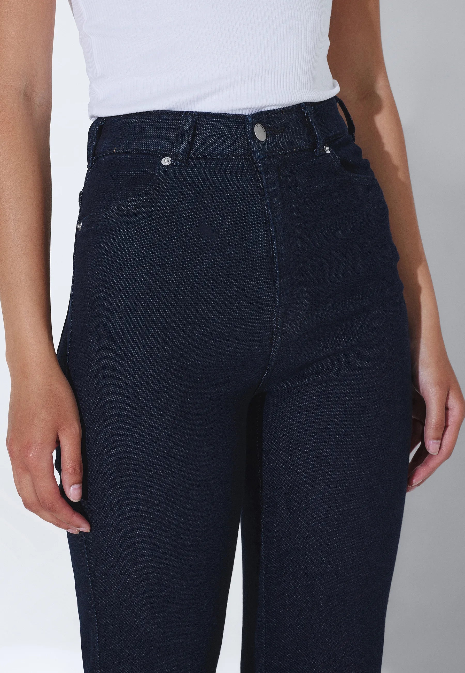 Moxy_Straight_Cape_Ink_Dark_Plain_02730