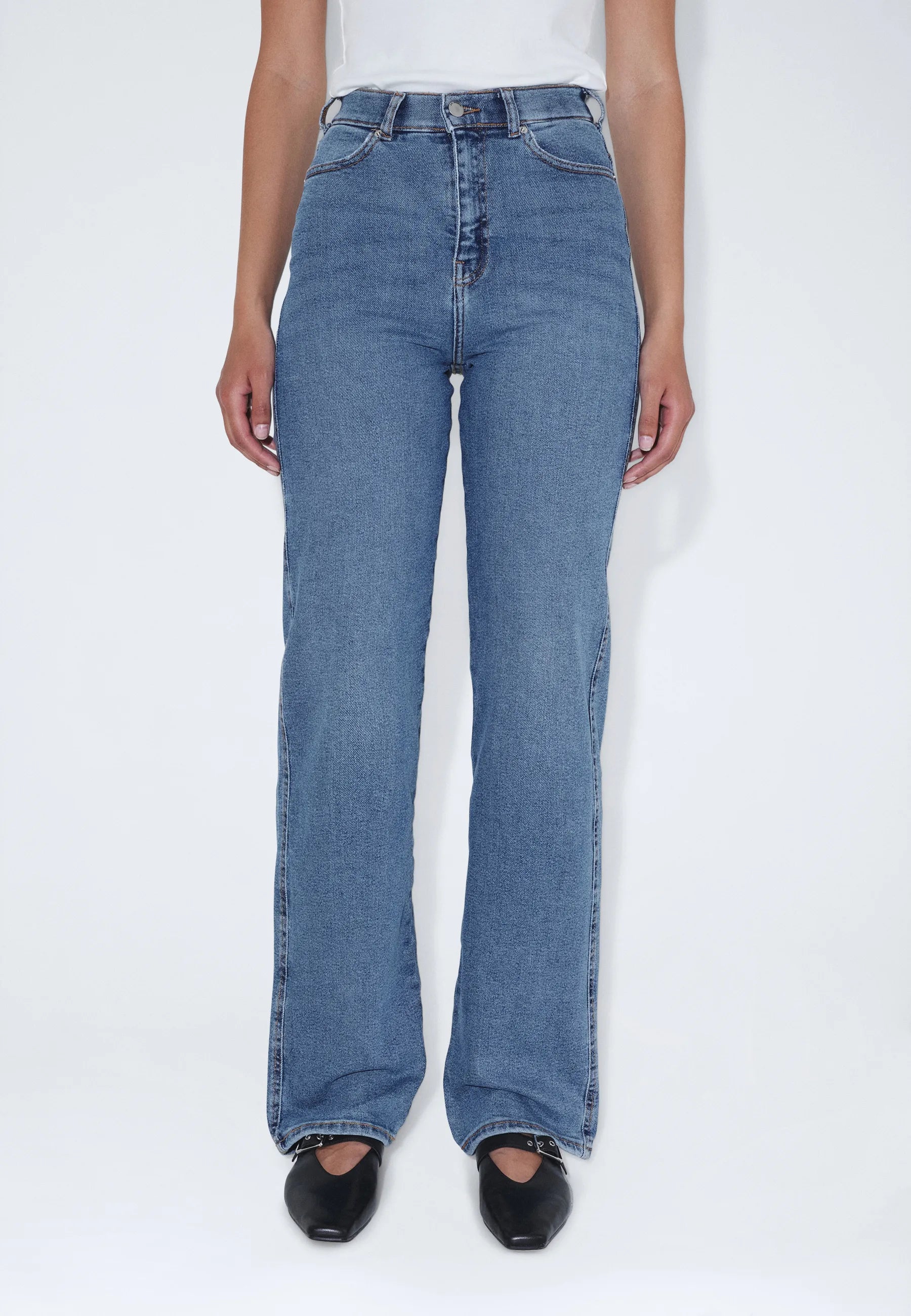 Moxy_Straight_Cape_Sky_Worn_02677