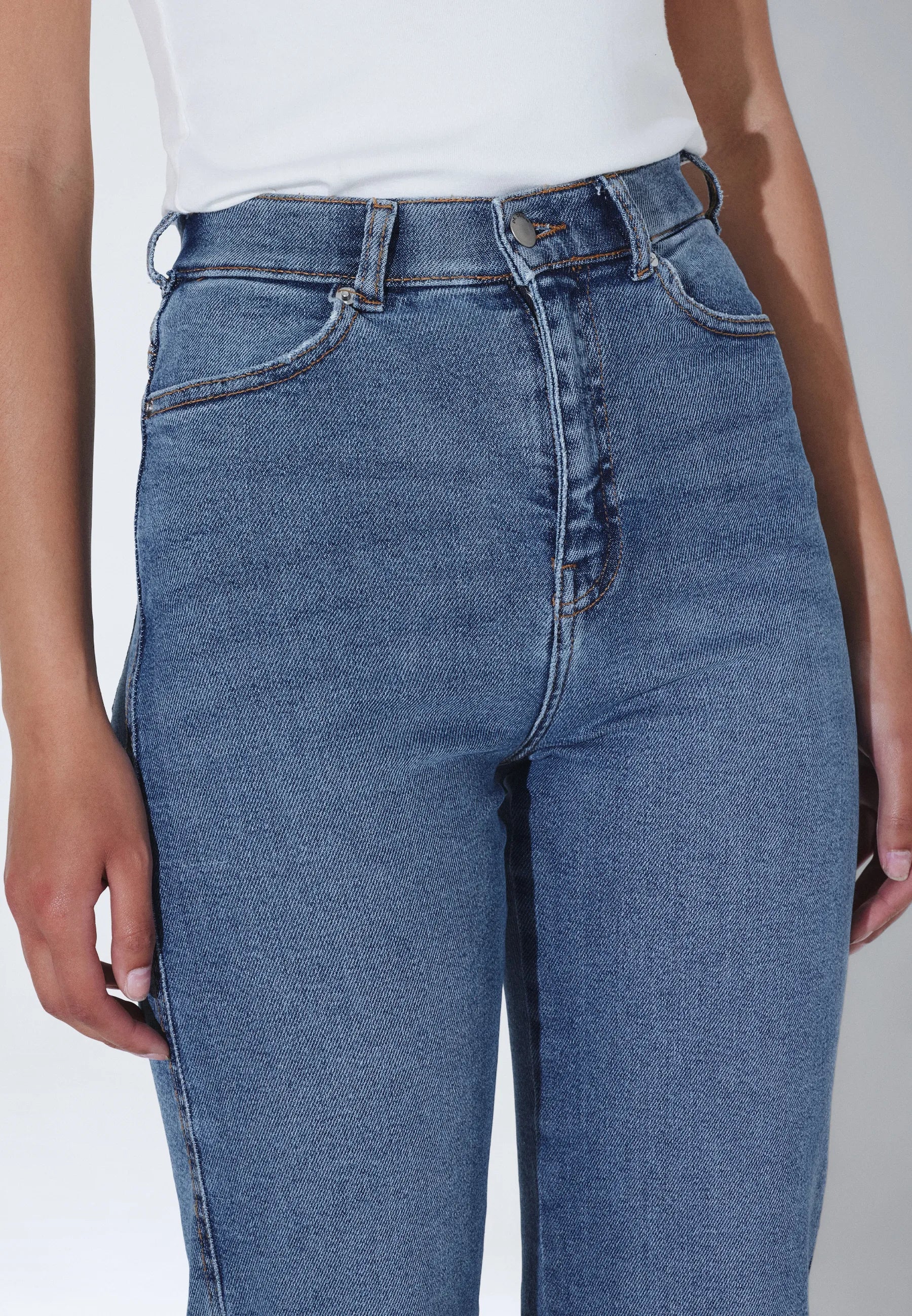 Moxy_Straight_Cape_Sky_Worn_02678