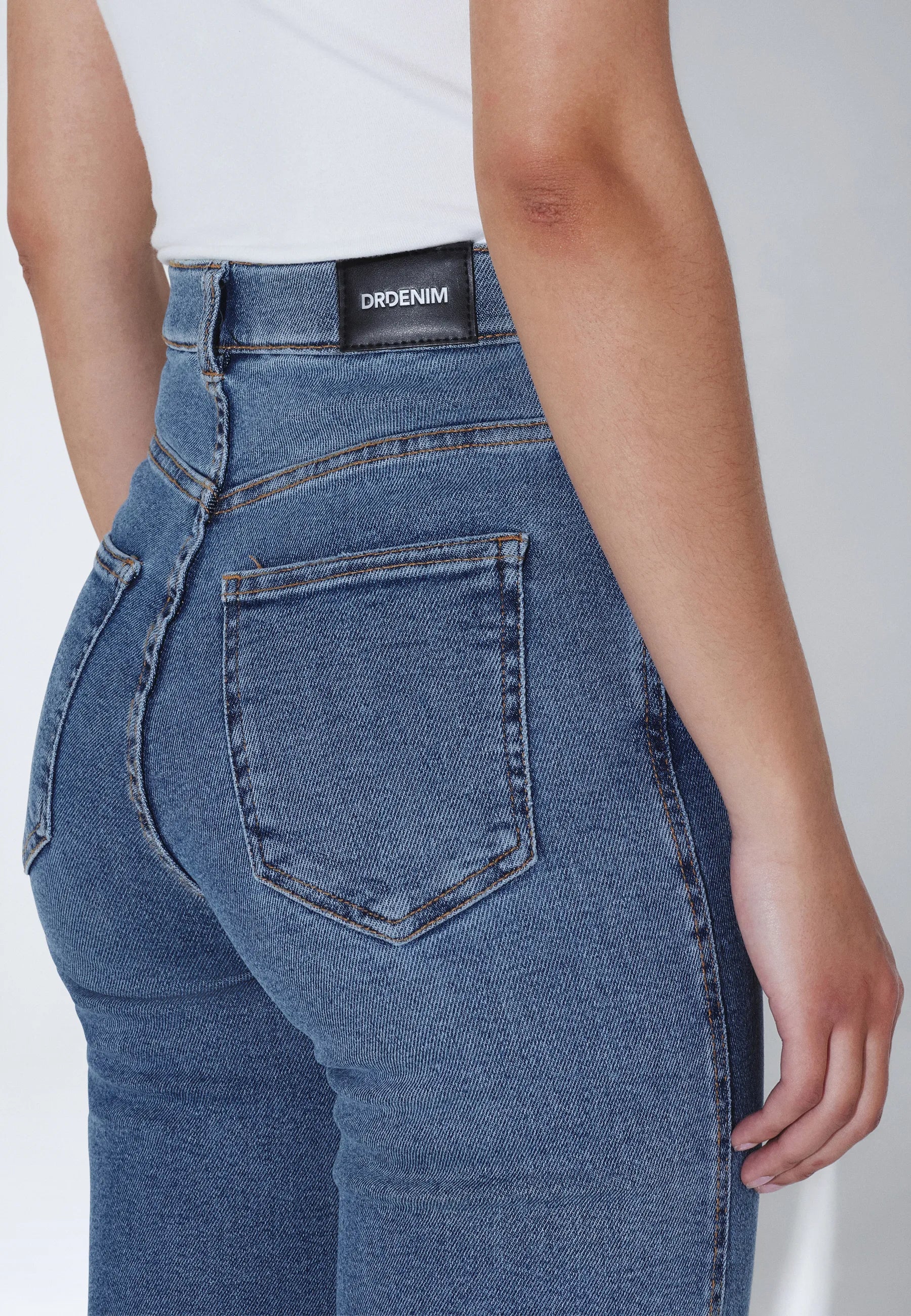 Moxy_Straight_Cape_Sky_Worn_02679