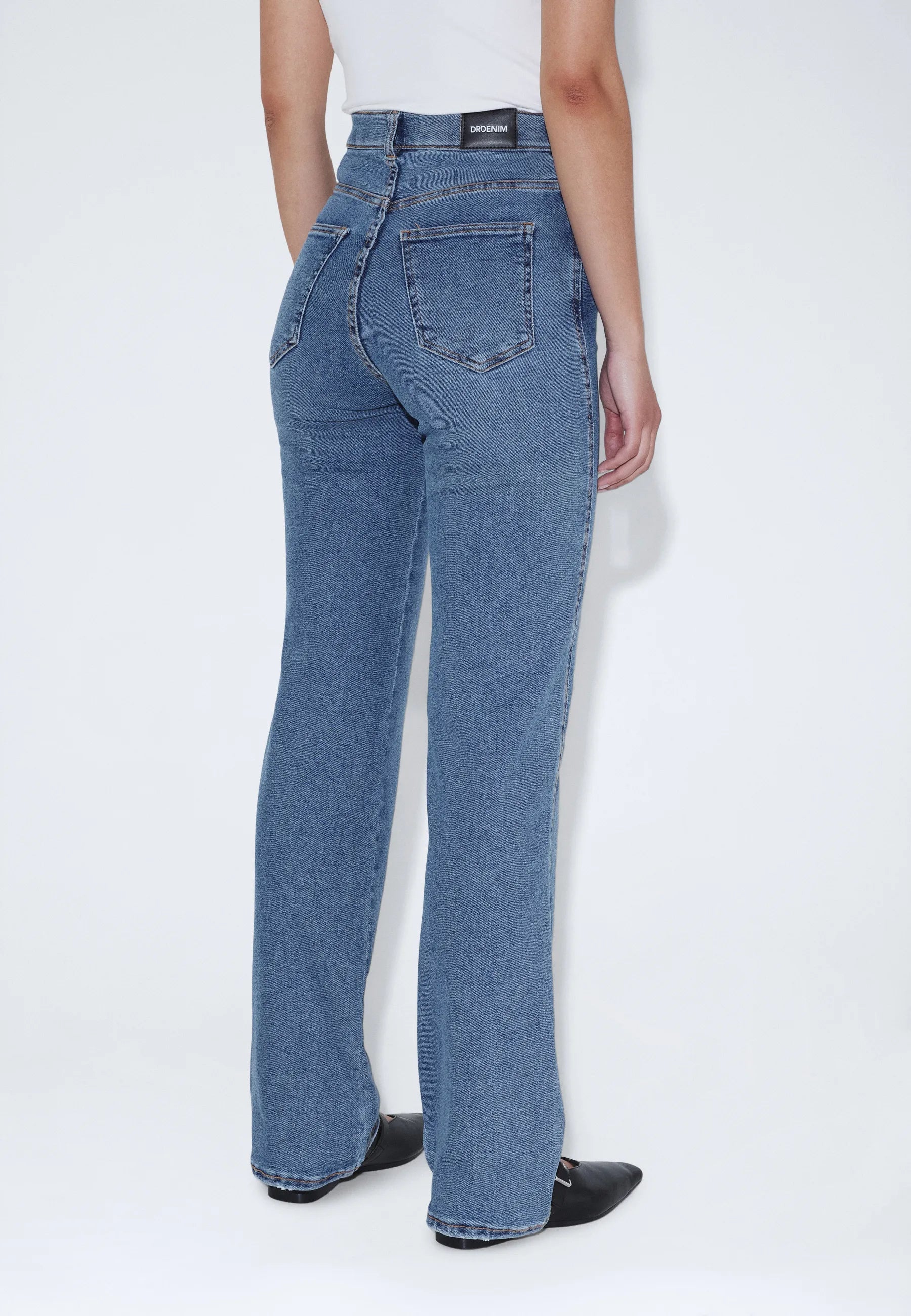 Moxy_Straight_Cape_Sky_Worn_02686