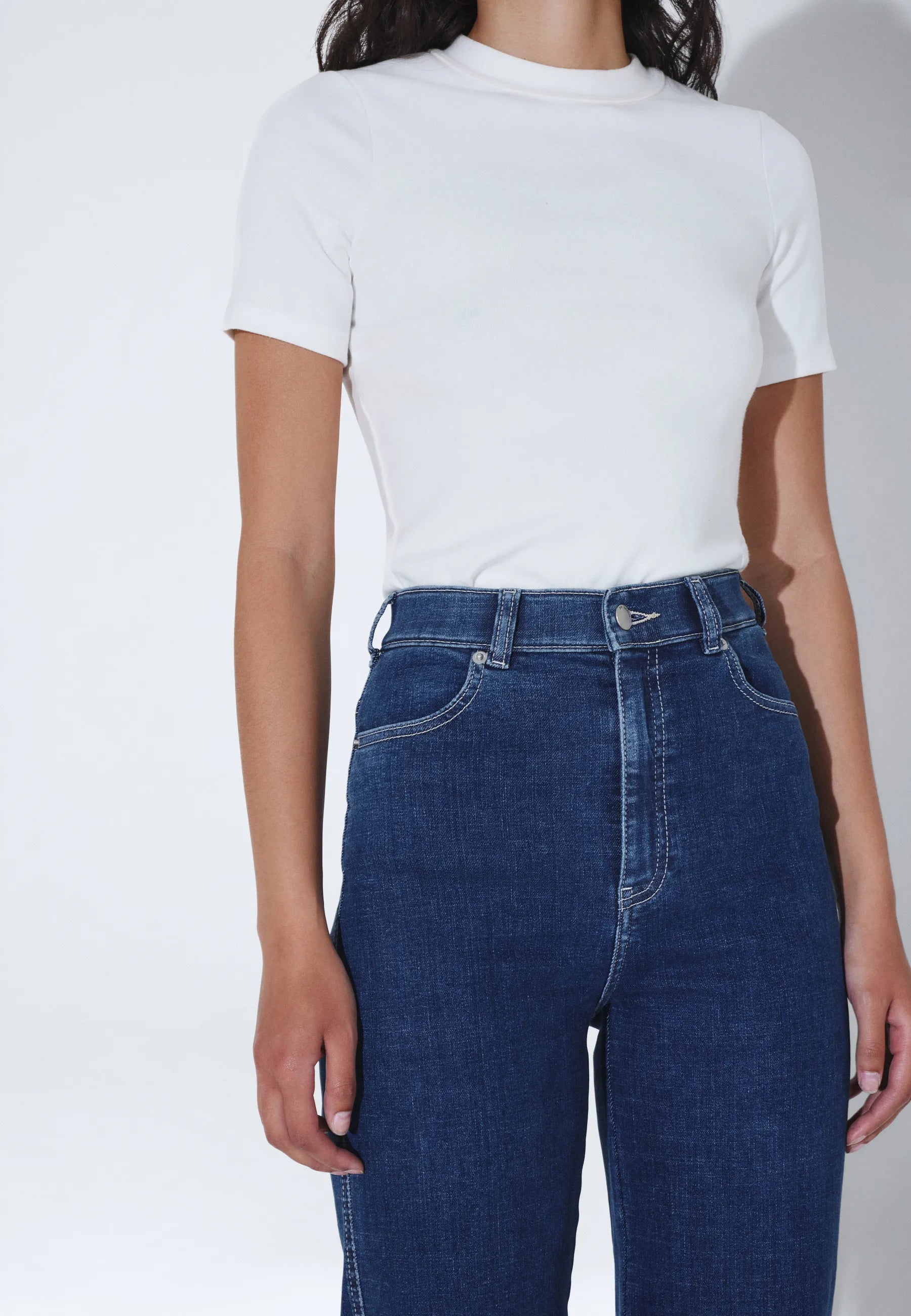 Moxy_Straight_Vale_Dark_Plain_Contrast_02663