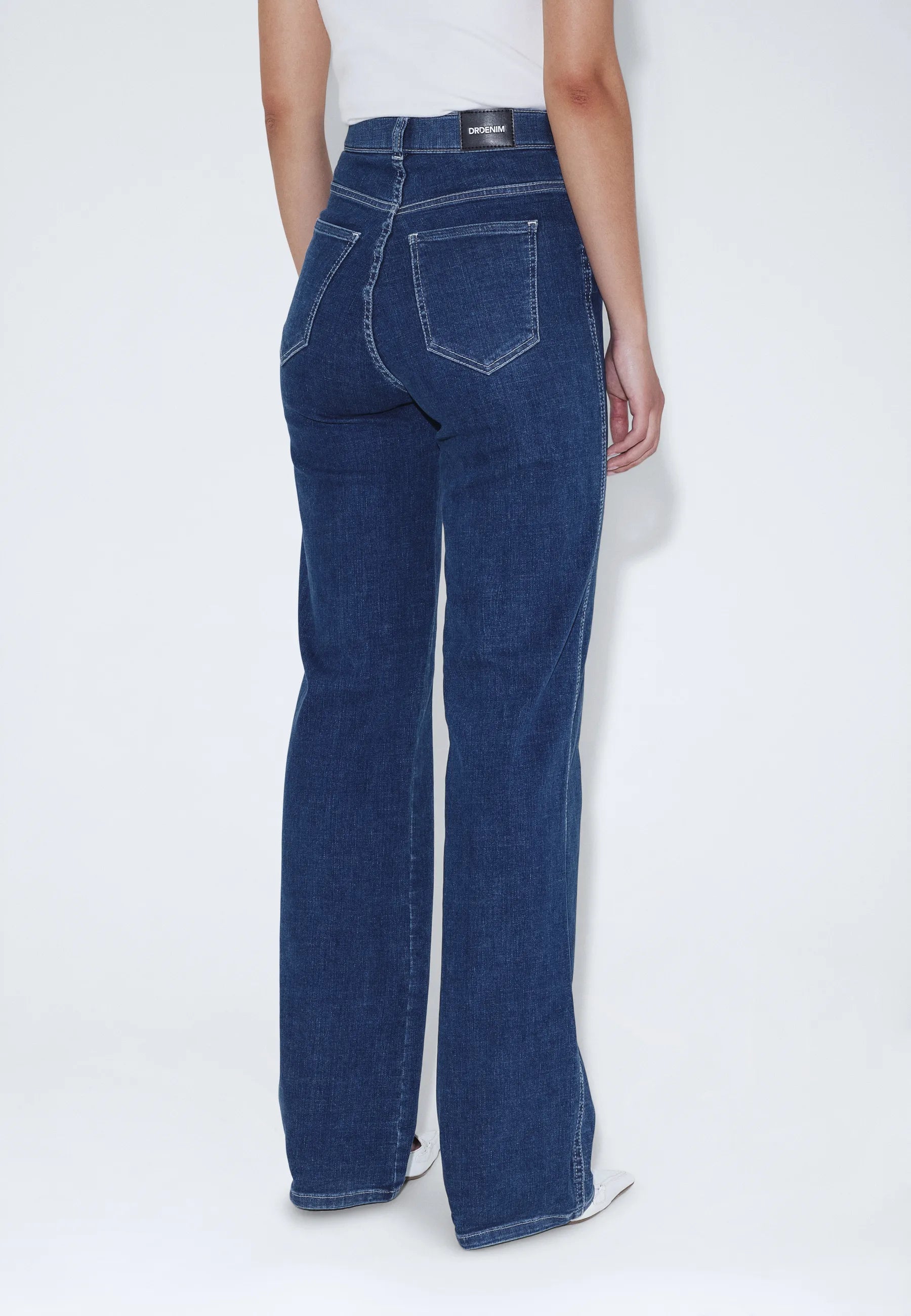 Moxy_Straight_Vale_Dark_Plain_Contrast_02669