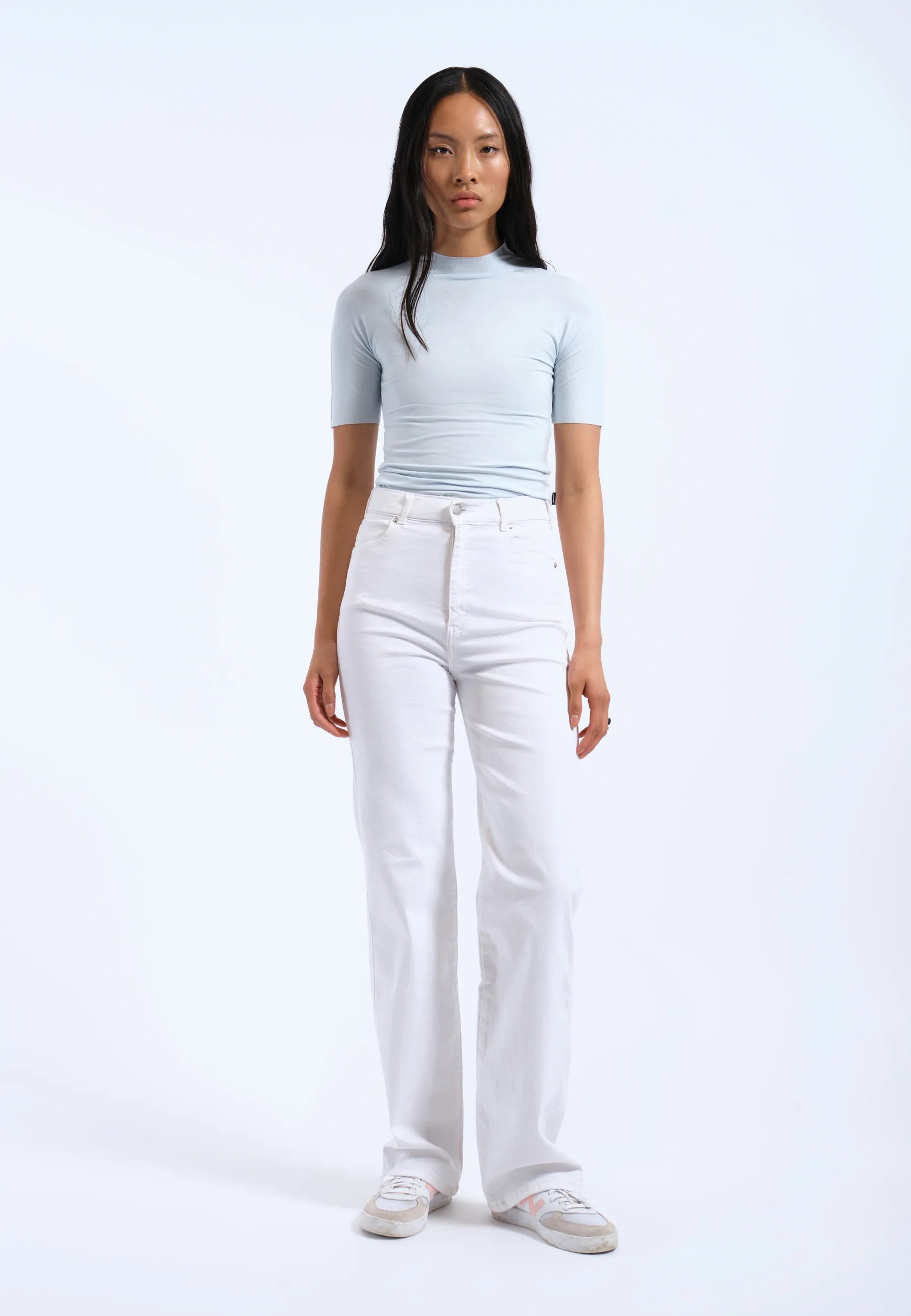 Moxy_Straight_White_3418