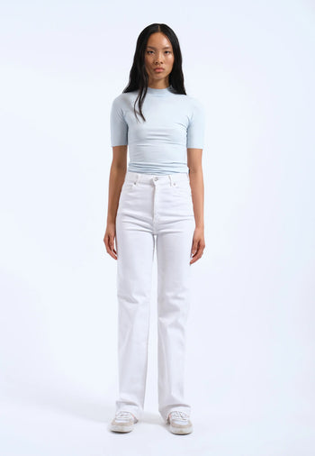 Moxy_Straight_White_3421