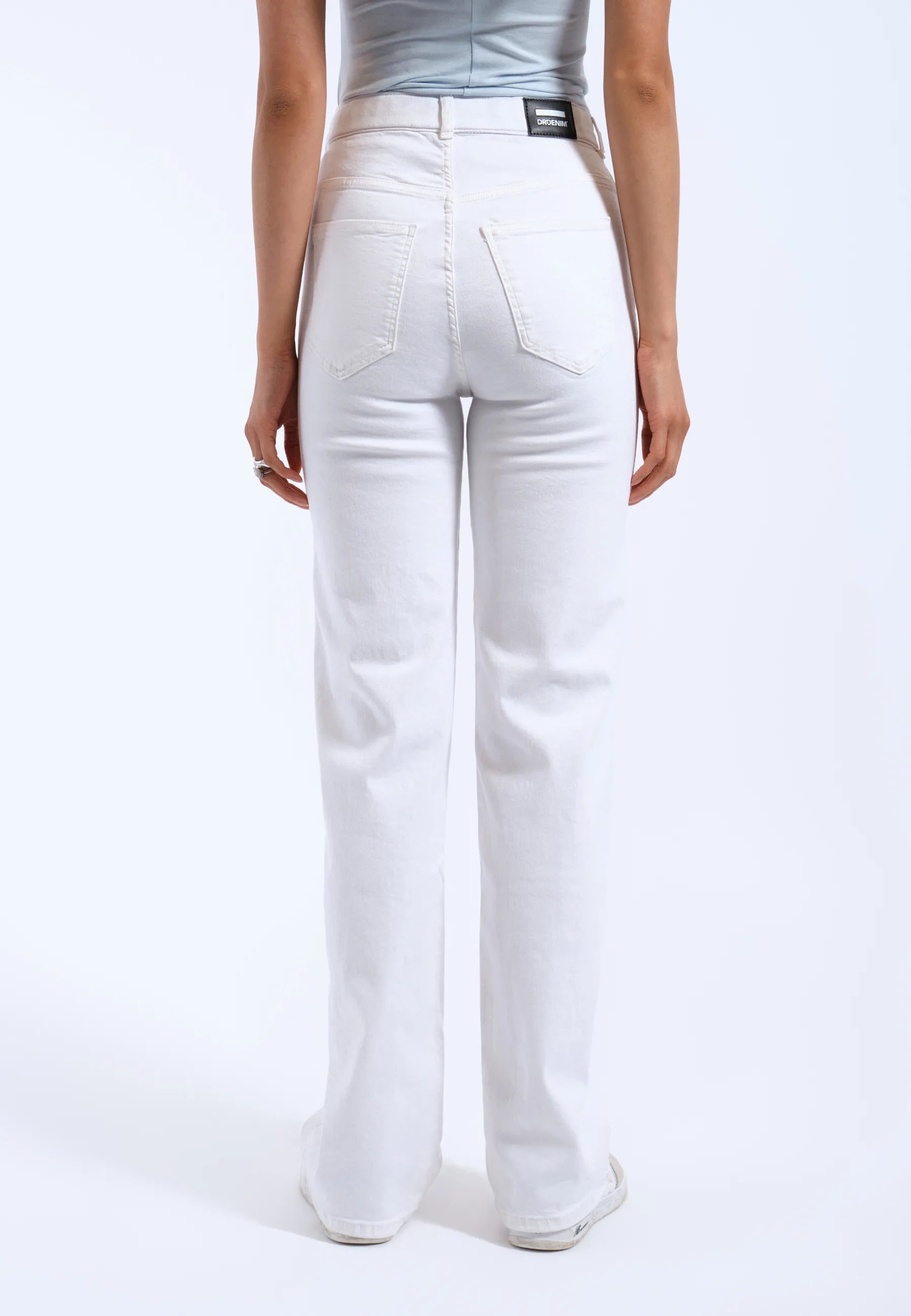 Moxy_Straight_White_3425