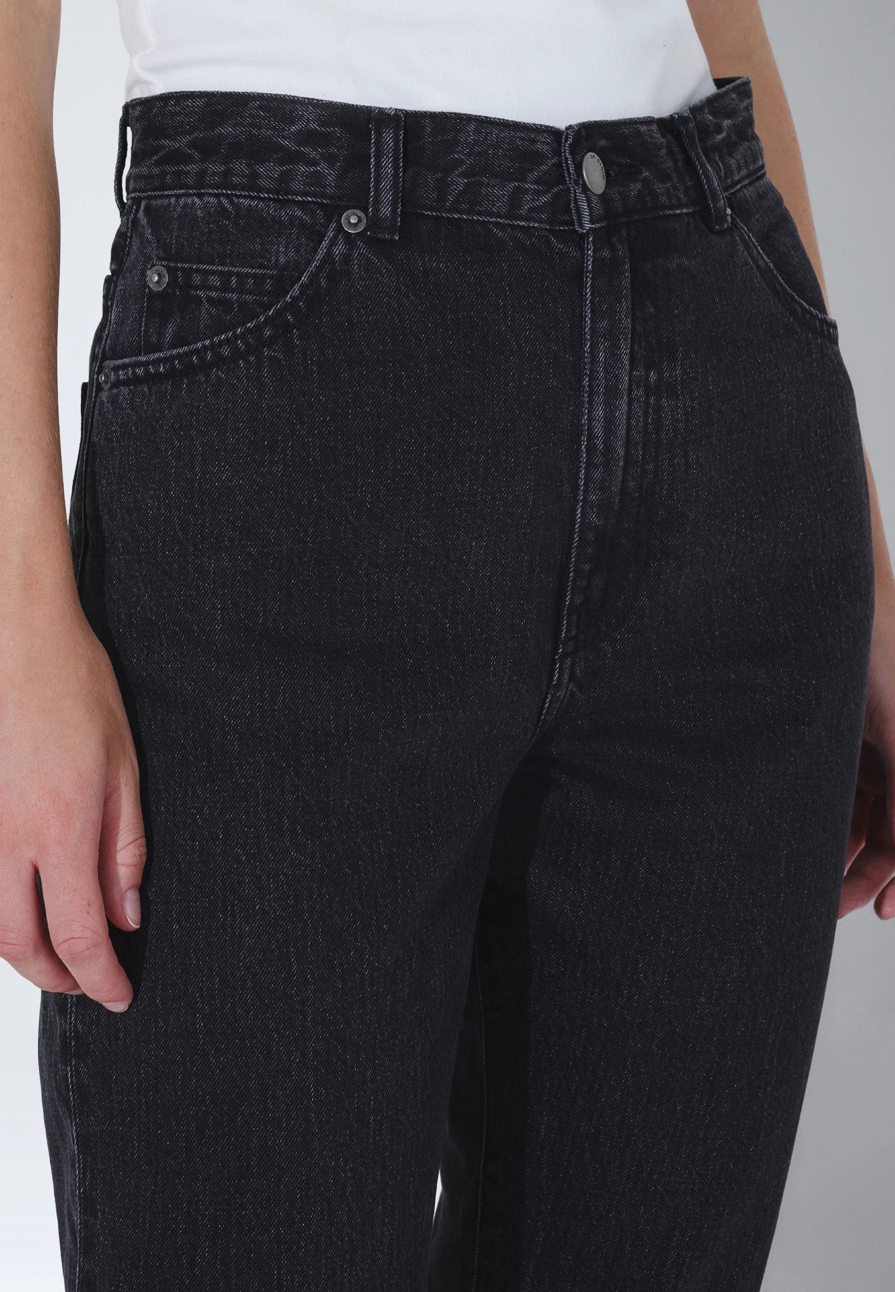Nora_Retro_Black_01422