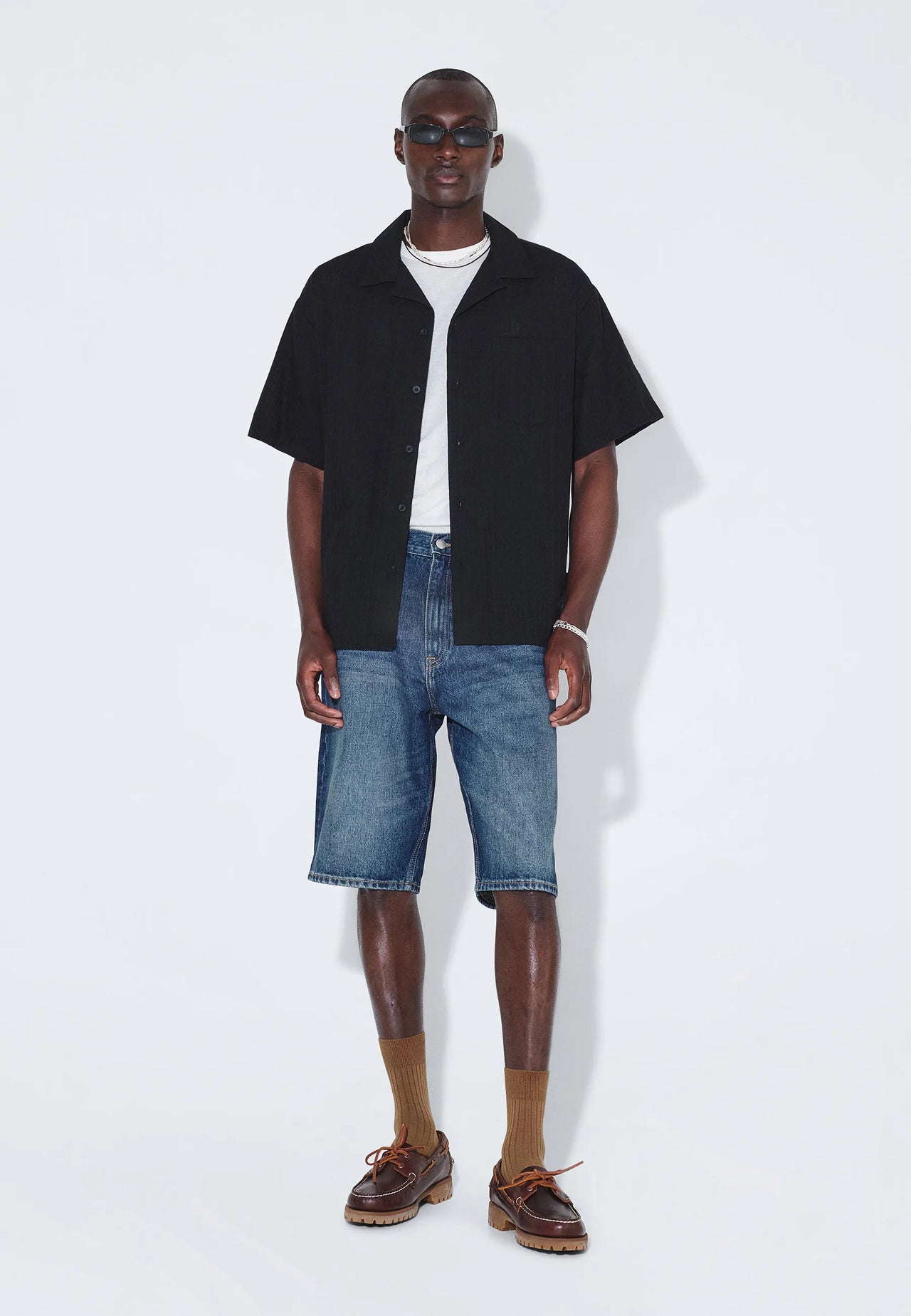 Omar_Shorts_Stream_Dark_Fade_00127