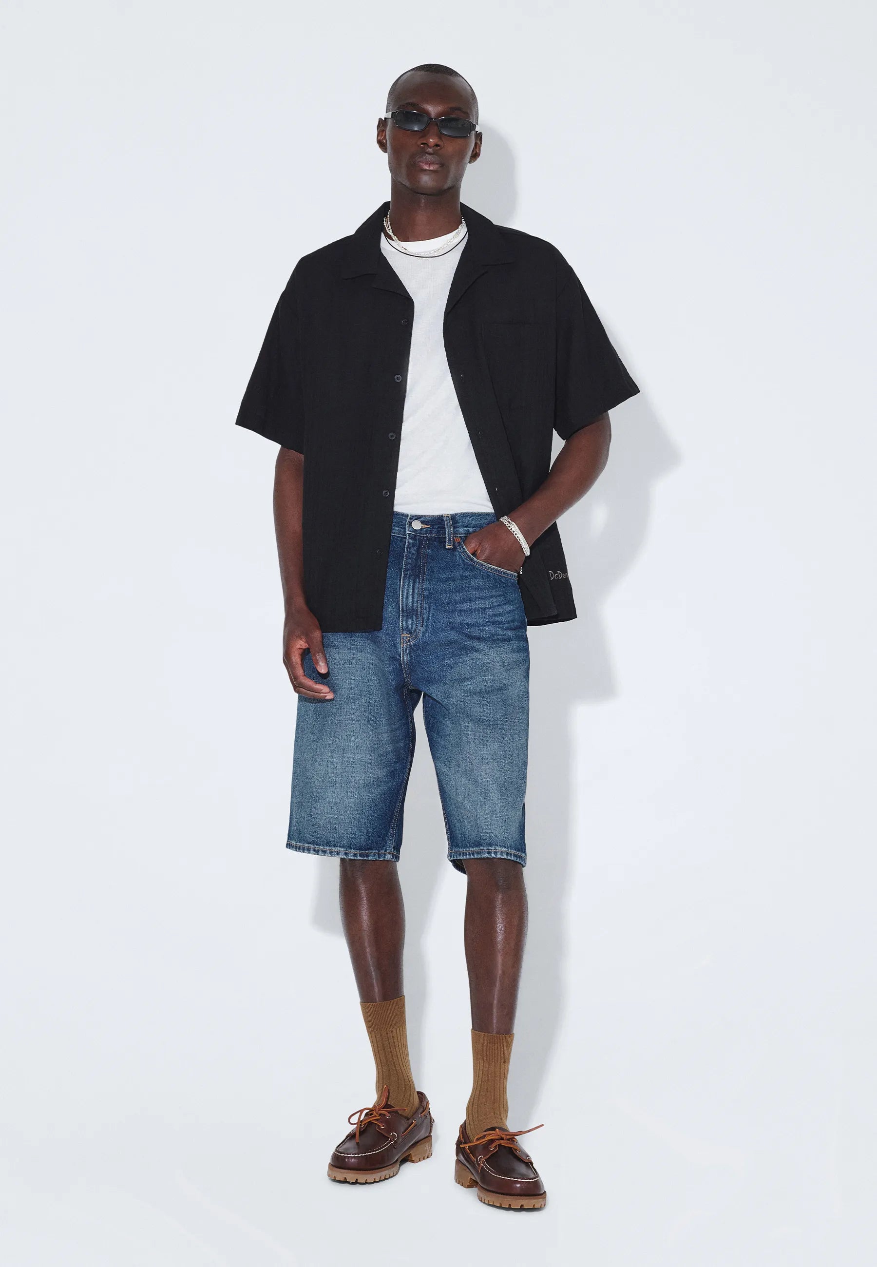 Omar_Shorts_Stream_Dark_Fade_00122