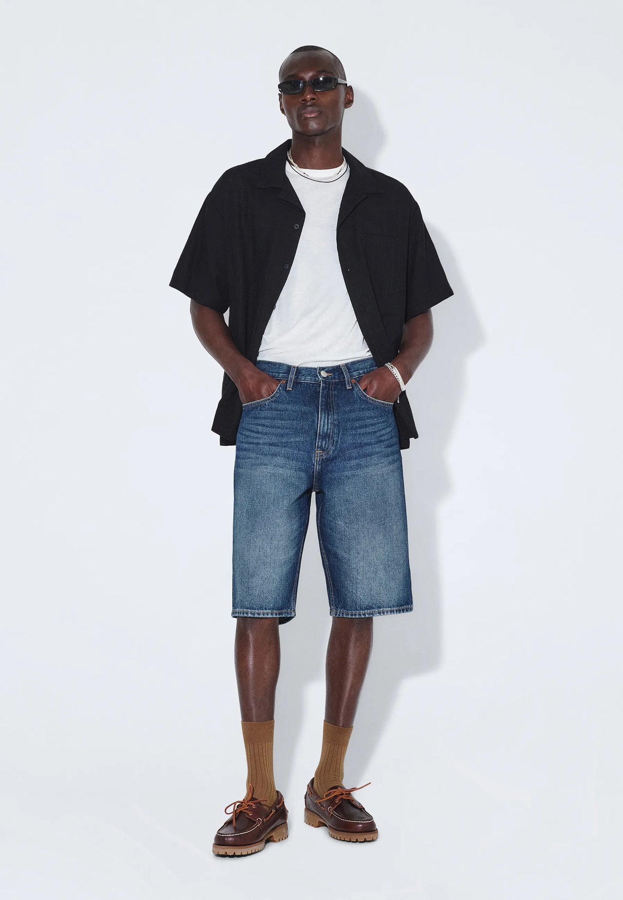 Omar_Shorts_Stream_Dark_Fade_00127