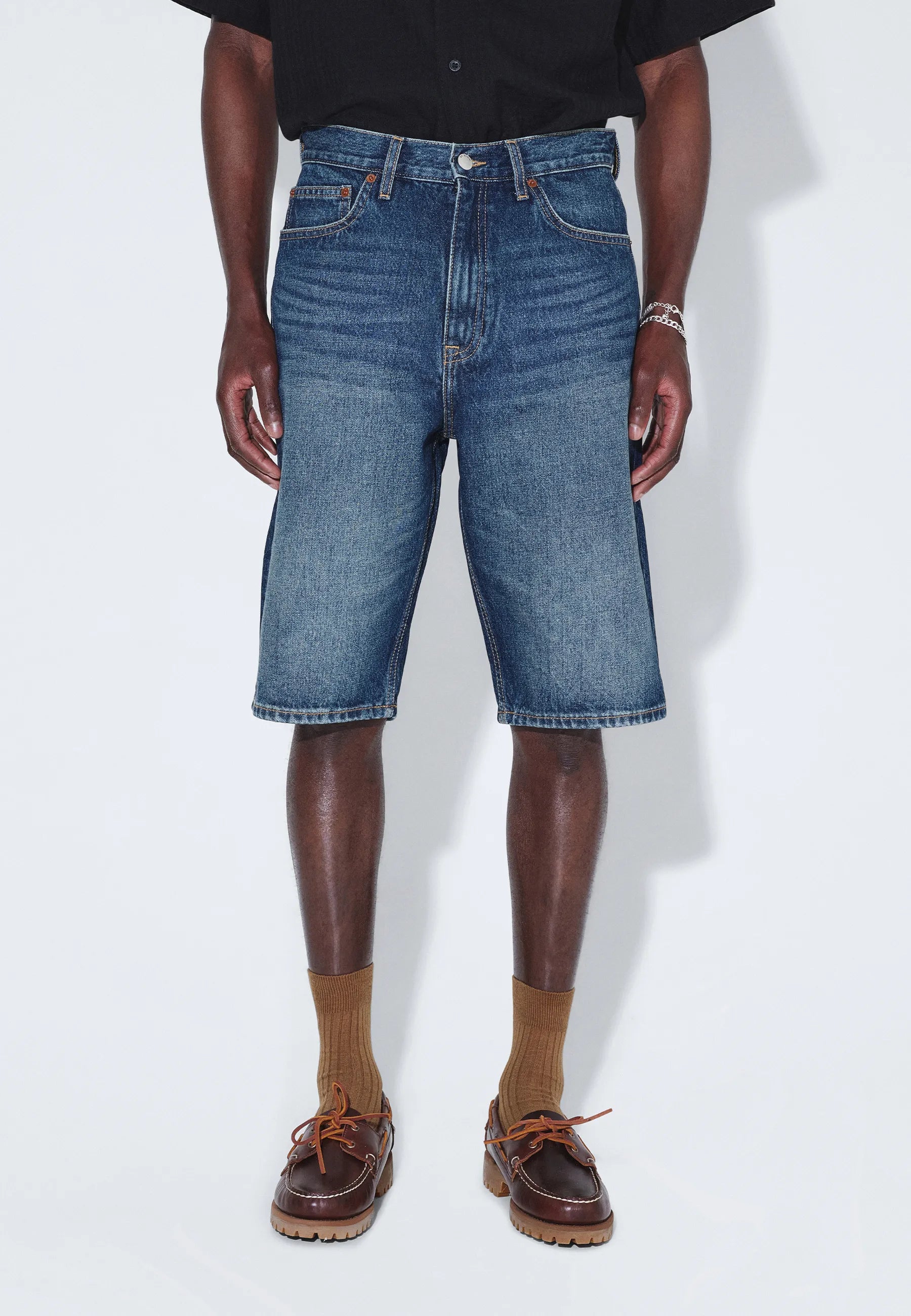 Omar_Shorts_Stream_Dark_Fade_00137