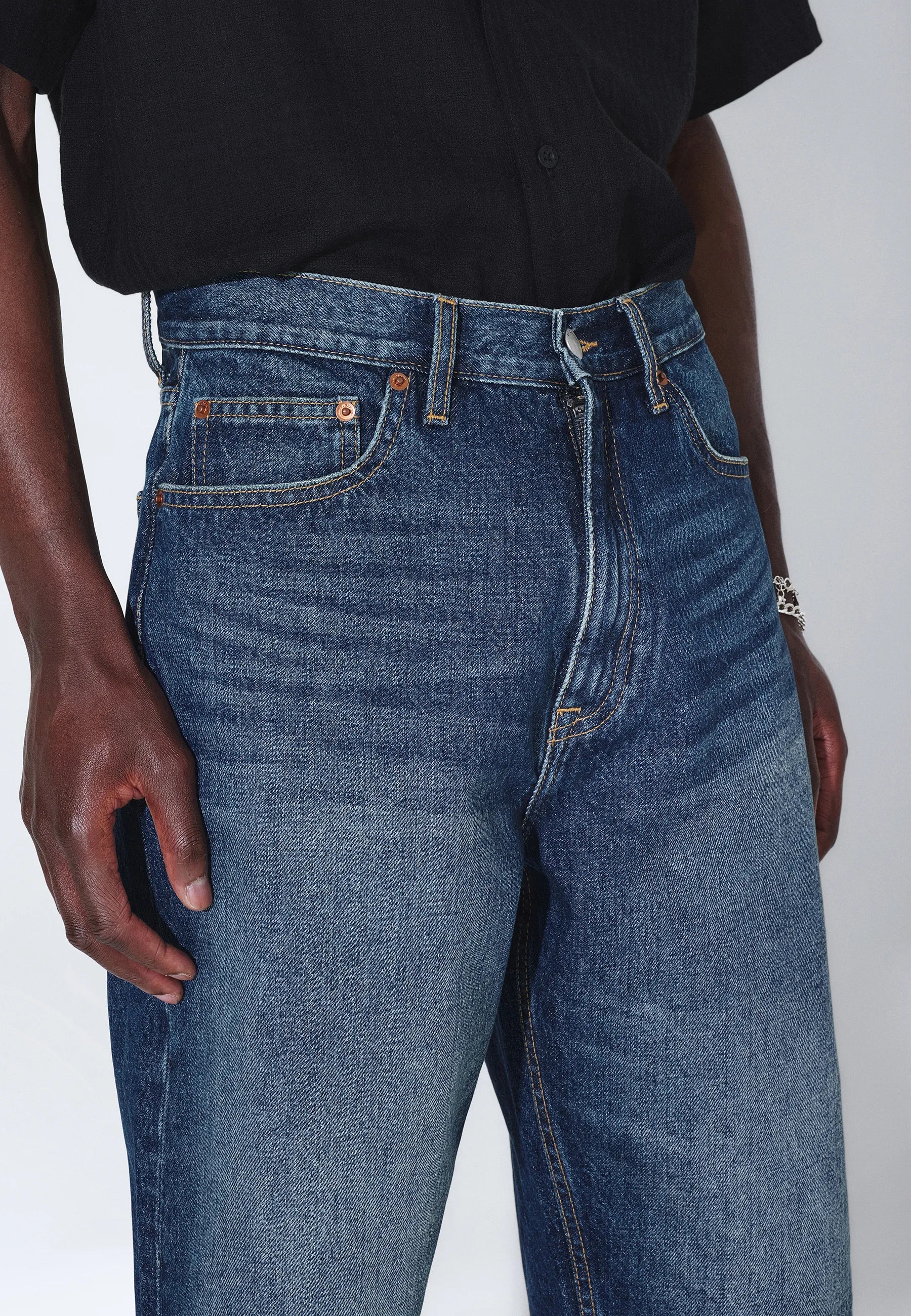 Omar_Shorts_Stream_Dark_Fade_00138