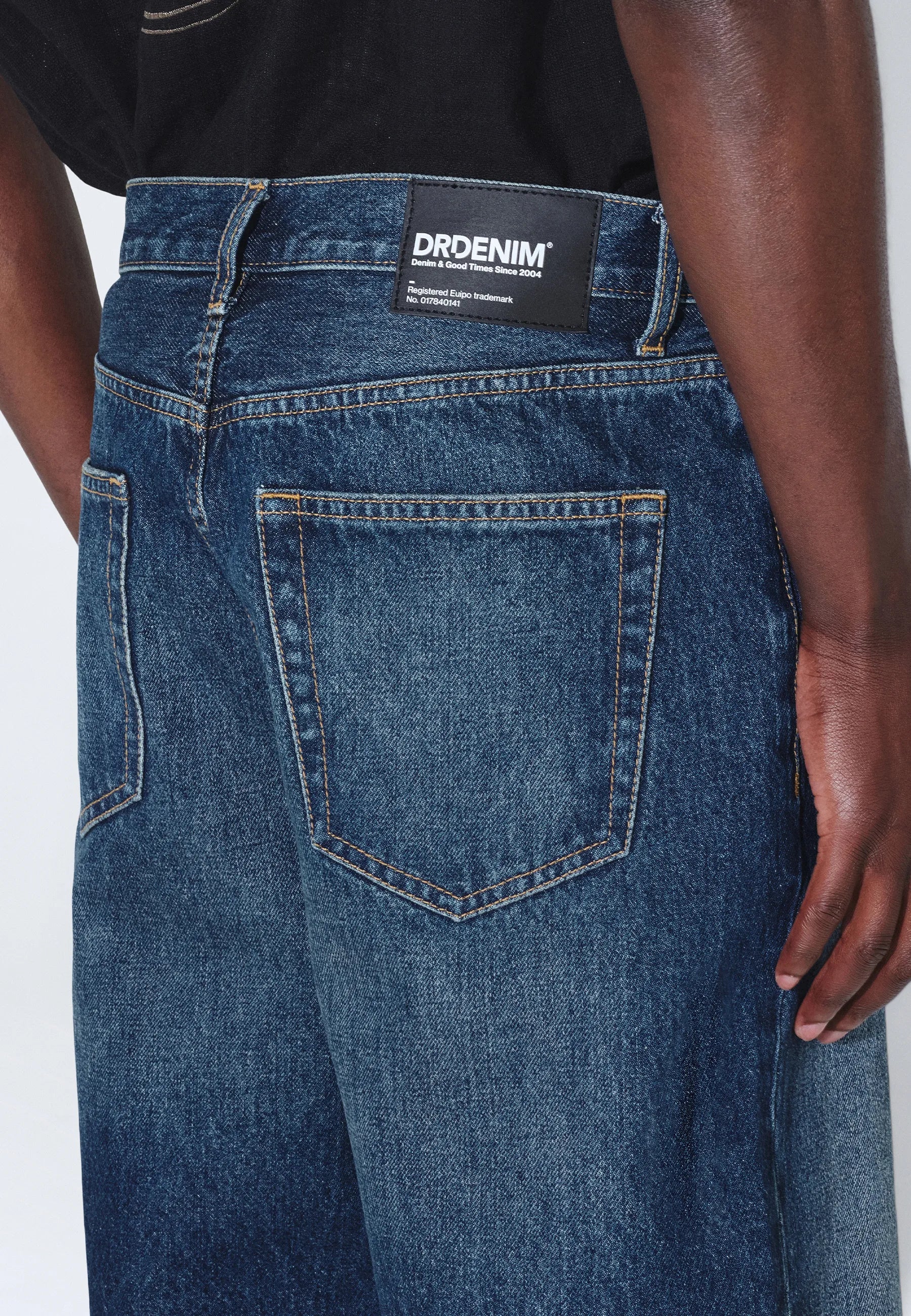 Omar_Shorts_Stream_Dark_Fade_00141